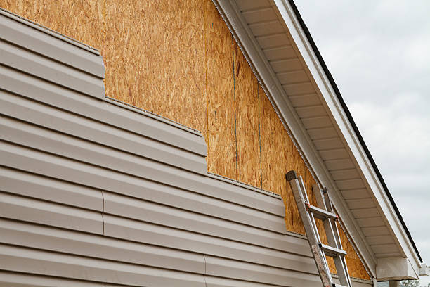 Professional Siding technician working in Hopewell, PA